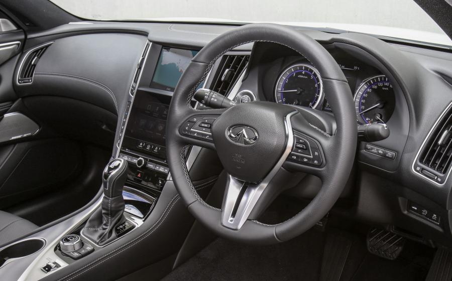 Интерьер Infiniti Q60 2.0t 2016 года  (AU) (фото 17 из 30)